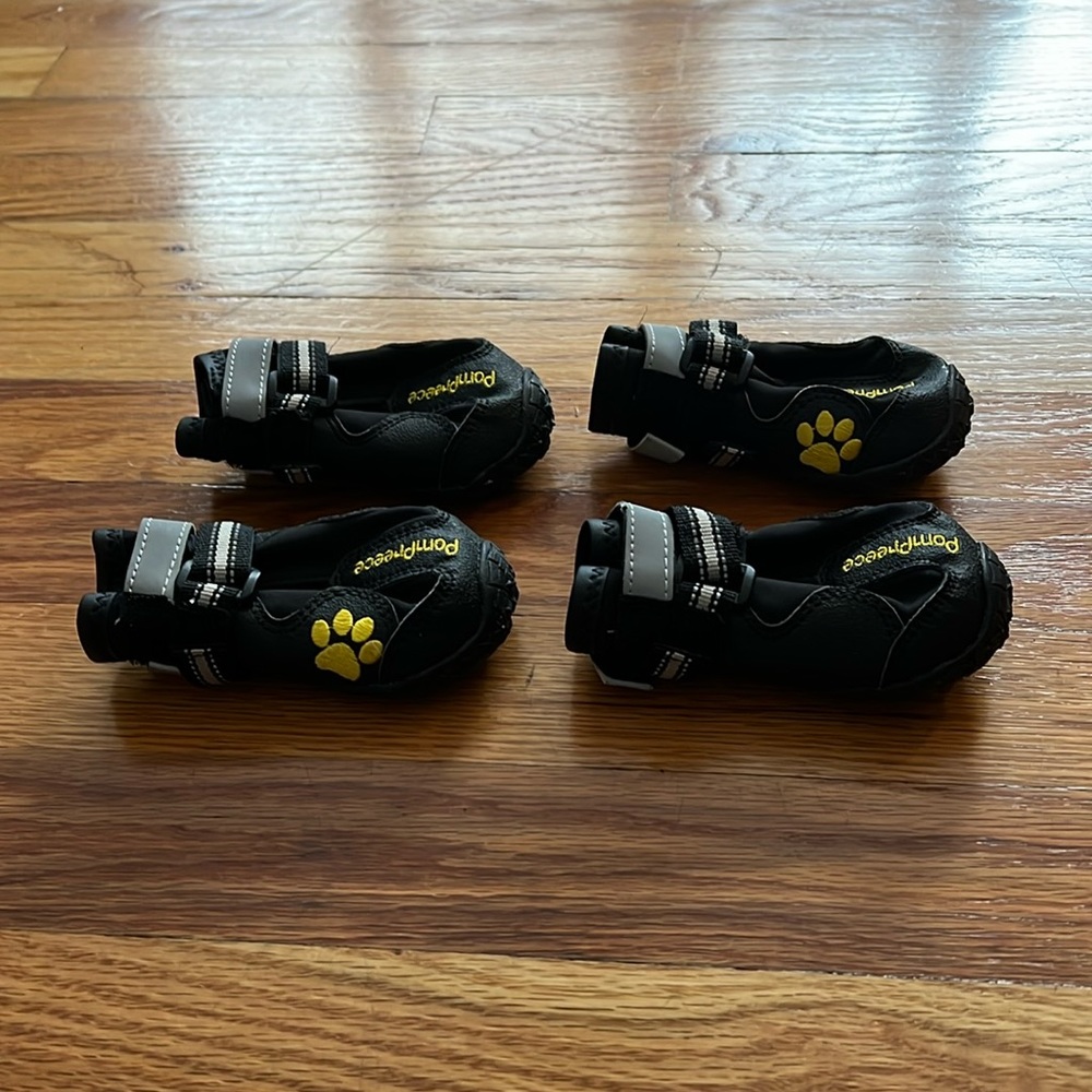 New Pompreece dog winter shoes. Size 5.